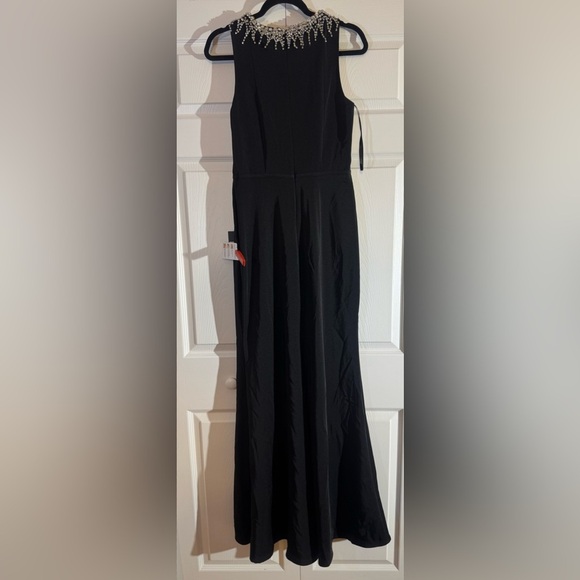 Mac Duggal Fitted Silhouette Gown with Crew Neckline Size 4 Style 26516 - Picture 8 of 8